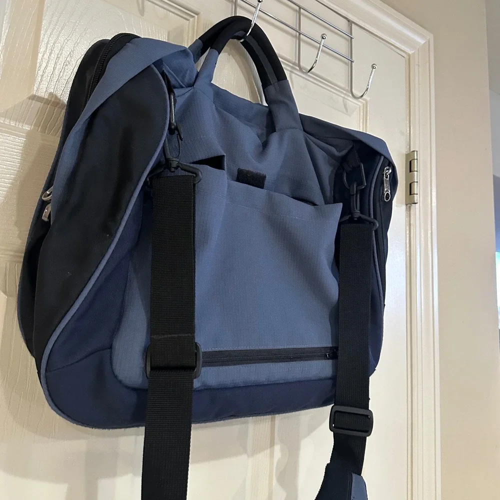 JanSport Blue Messenger Laptop Bag Padded Shoulder Strap Two Tone Navy
